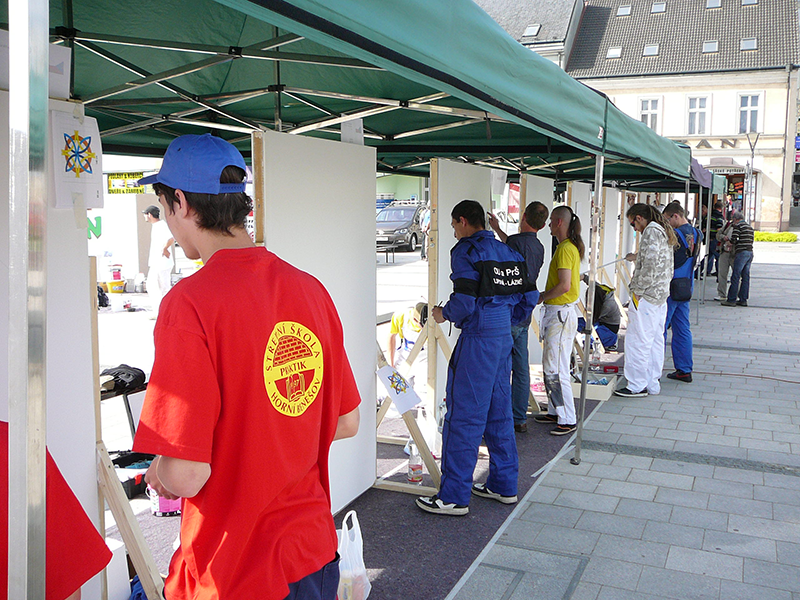 BARVY A LAKY TELURIA podpořila mladé malíře
