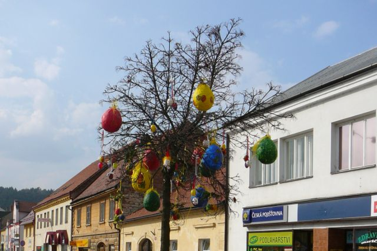 Velikonočně vyzdobené náměstí v Letovicích