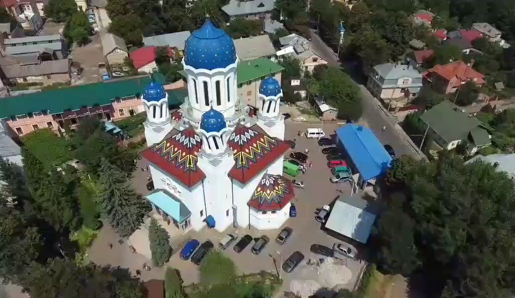 Kopule pravoslavného kostela v Černovicích na Ukrajině