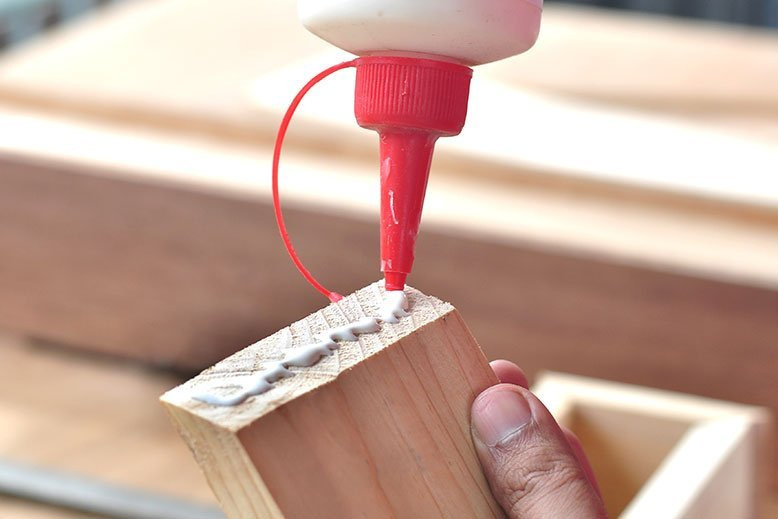 #24-01 - Lepidla, silikony, pěny