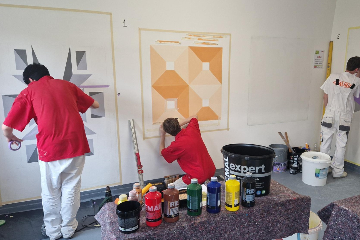 Skupina BARVY A LAKY podporuje mladé učně!