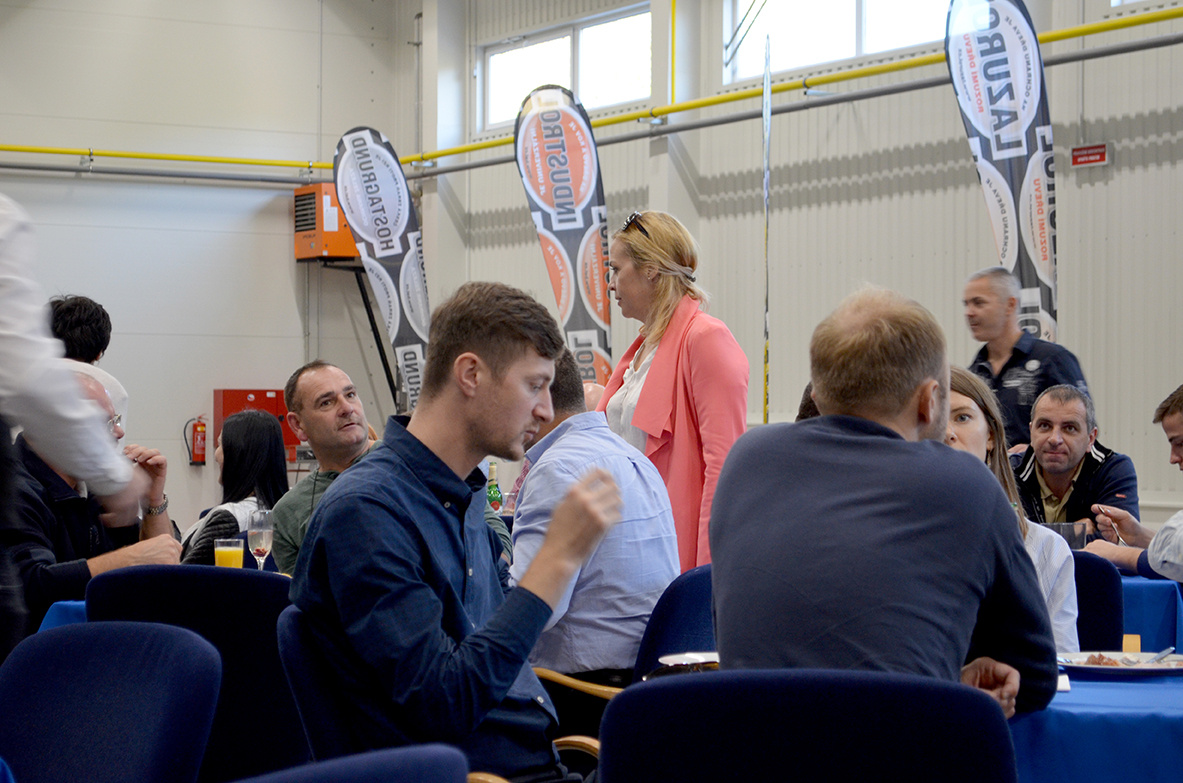 Slavnostní otevření nové výrobní haly „VODOUŘEDITELNÝCH NÁTĚROVÝCH HMOT“