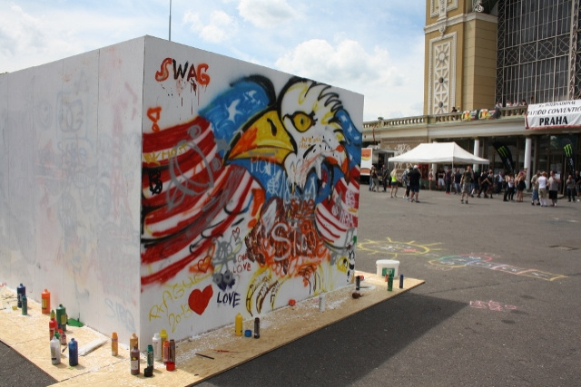 Prezentace našich barev před Veletržním palácem