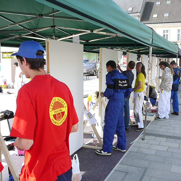 BARVY A LAKY TELURIA podpořila mladé malíře