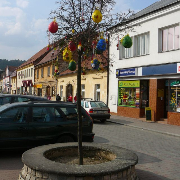 Velikonočně vyzdobené náměstí v Letovicích