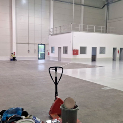 Podlaha ve skladech musí být bezpečná