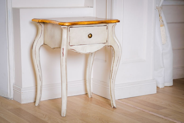 Vytáhněte háčkované ubrusy, do staré křišťálové vázy kupte náruč pivoněk&nbsp;