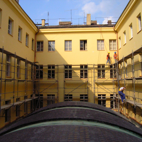 Oprava fasád a výměna oken – Poliklinika Palackého 5, Praha1