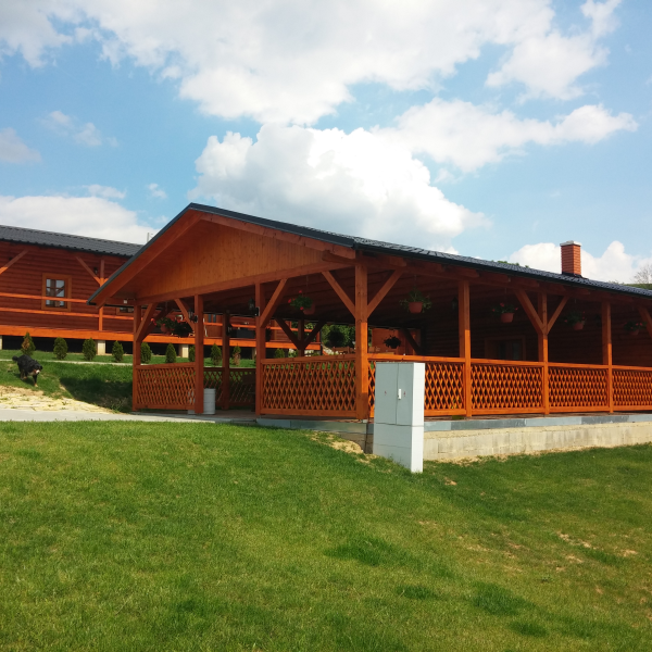 Nátěr srubů a dřevěných budov na Ranči Kurdějov