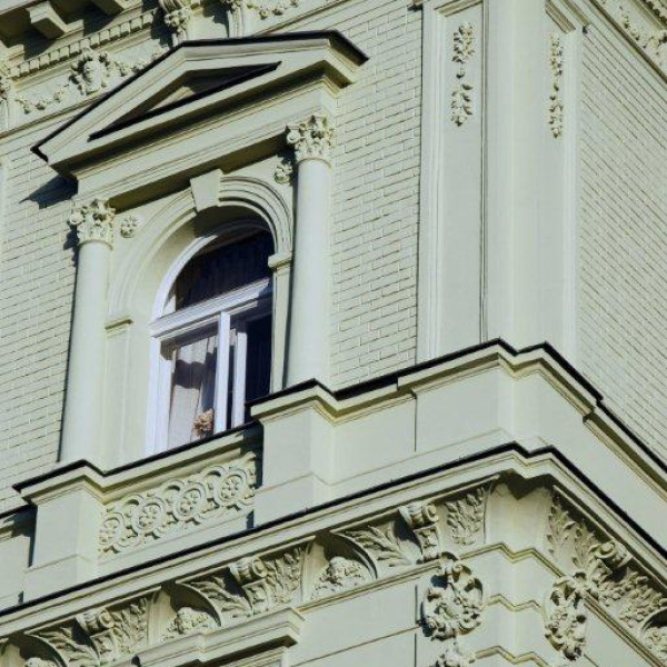 Rekonstrukce fasády historické budovy na Rašínově nábřeží v Praze